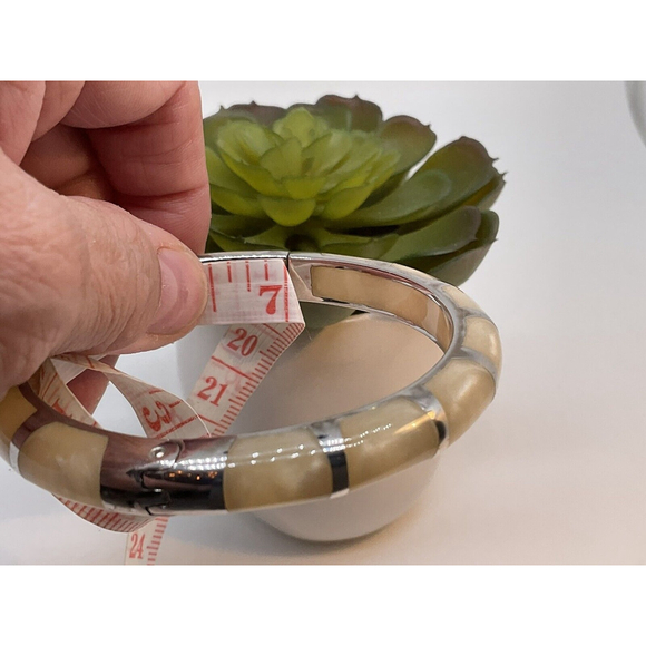 ANGELIQUE DE PARIS / RESIN Cream & SILVER BANGLE BRACELET - Picture 2 of 4